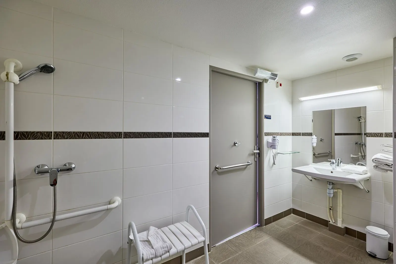 Espace de circulation de la chambre PMR de l'Hôtel Goodwood